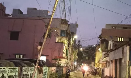 ஆபத்தான மின் கம்பம்