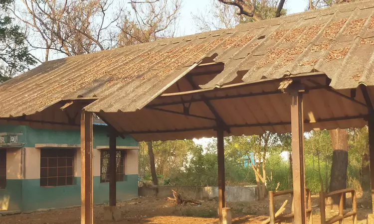 சேதமடைந்த மேற்கூரையை சீரமைக்க வேண்டும்