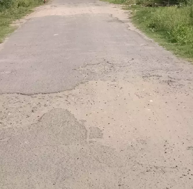 குண்டும், குழியுமான சாலை