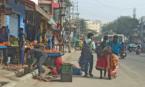 நடைபாதை வியாபாரிகளால் பாதசாரிகள் அவதி