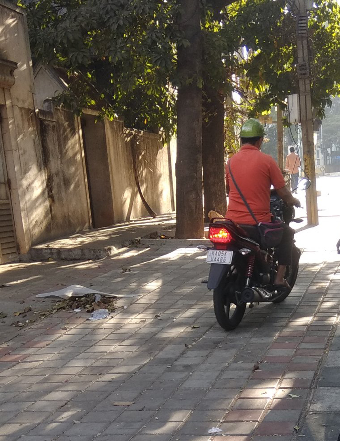 நடைபாதையில் செல்லும் மோட்டார் சைக்கிள்கள்