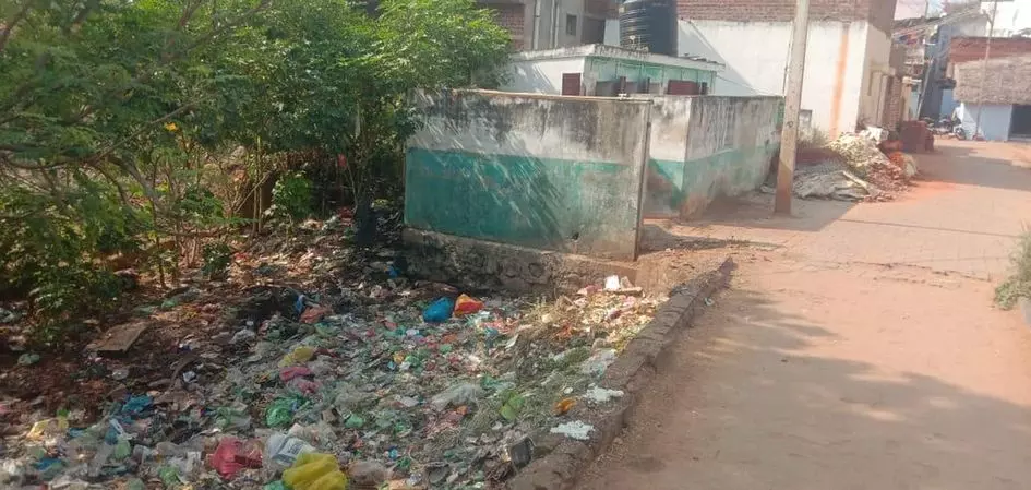 கழிப்பறை அருகே குவியும் குப்பை