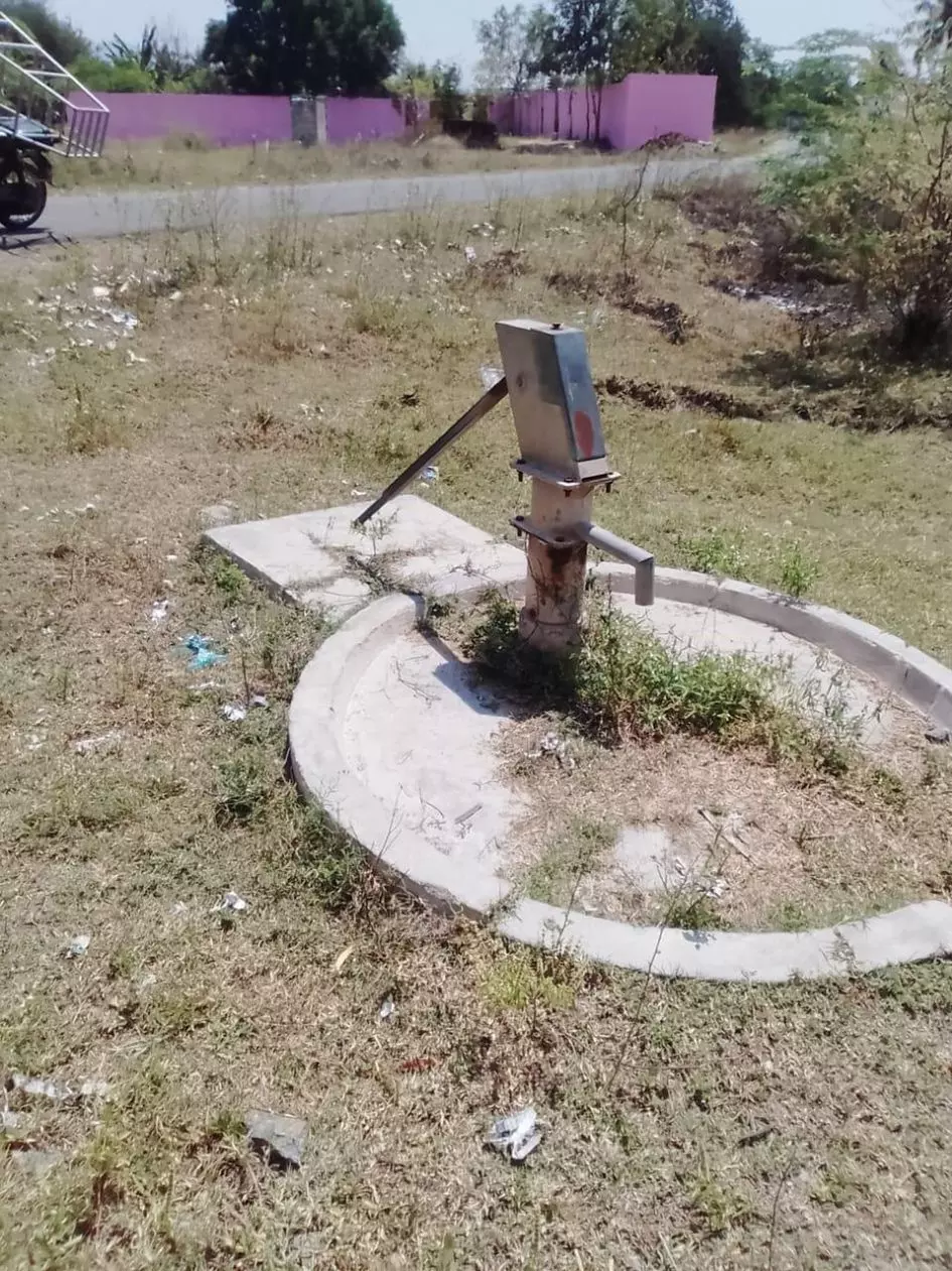 பயன்பாடு இல்லாமல் கிடக்கும் அடிகுழாய்