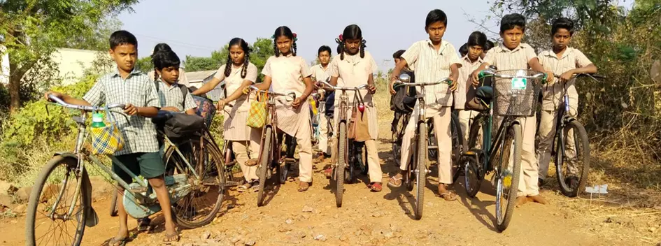 மாணவ-மாணவிகள் சிரமம் மாணவ-மாணவிகள் சிரமம்