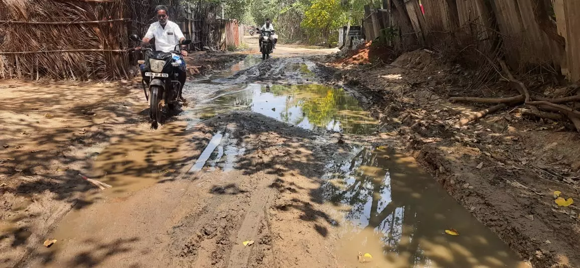 சாலையில் தேங்கி நிற்கும் கழிவுநீர்