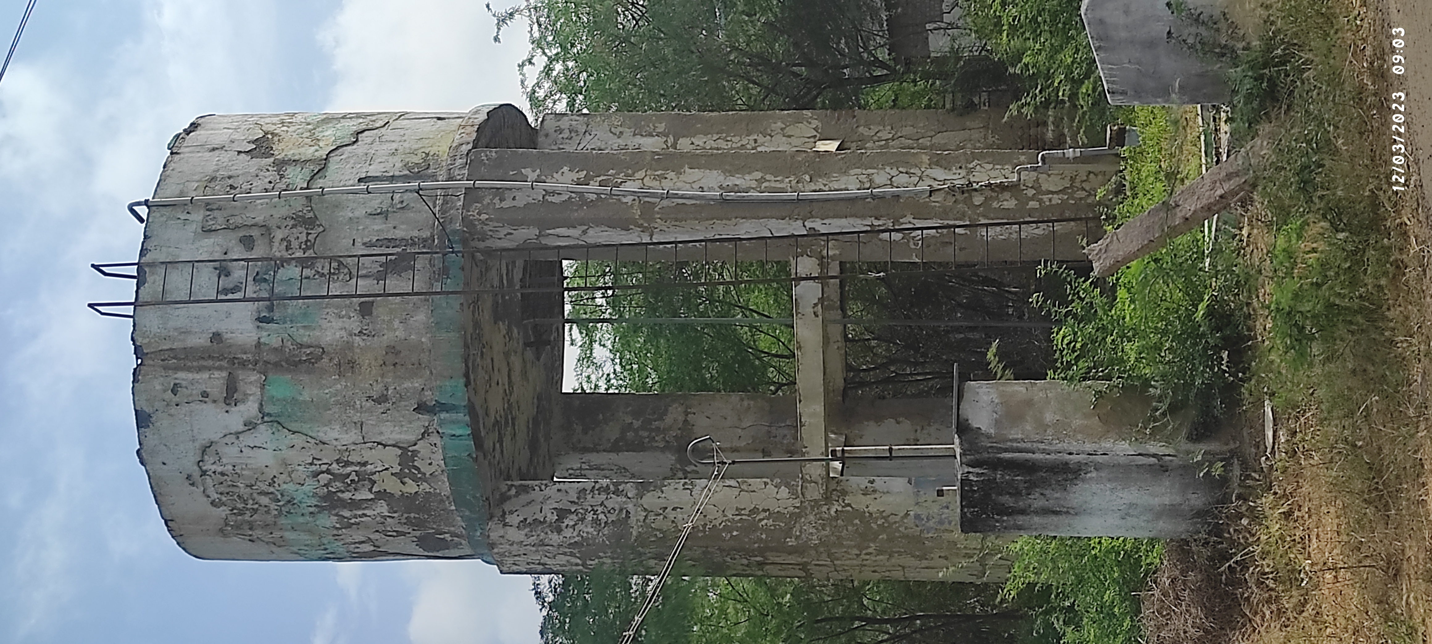 சேதமடைந்த  நீர்தேக்க தொட்டி