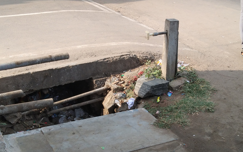 வடிகாலில் குடிநீர் குழாய் வடிகாலில் குடிநீர் குழாய்