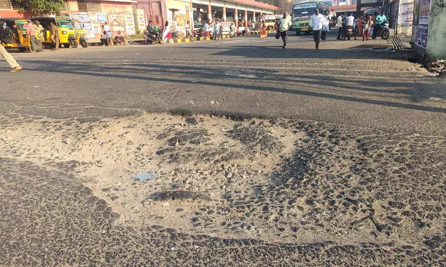 தார்ச்சாலையில் ஏற்பட்டுள்ளபள்ளம் தார்ச்சாலையில் ஏற்பட்டுள்ளபள்ளம்