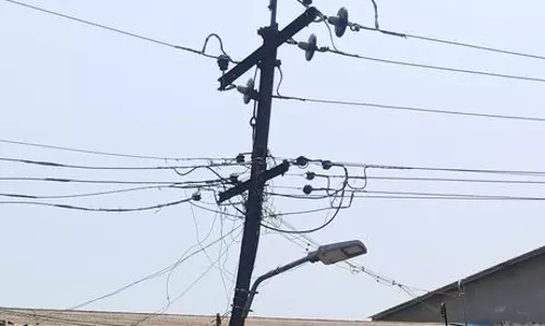 அபாய நிலையில் உள்ள மின்கம்பம்