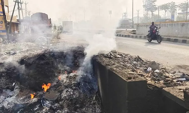 புகை மூட்டத்தால் வாகன ஓட்டிகள் அவதி