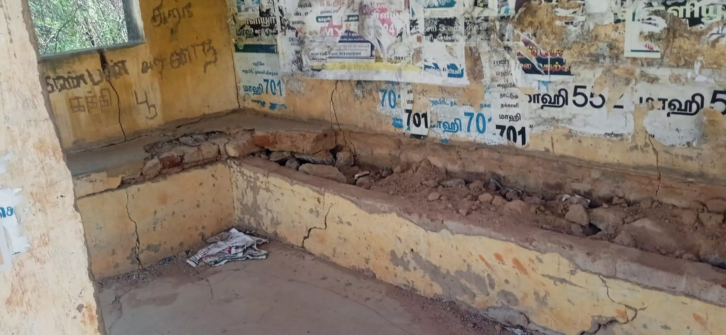 பயணிகள் நிழற்கூடம் சீரமைக்கப்படுமா?