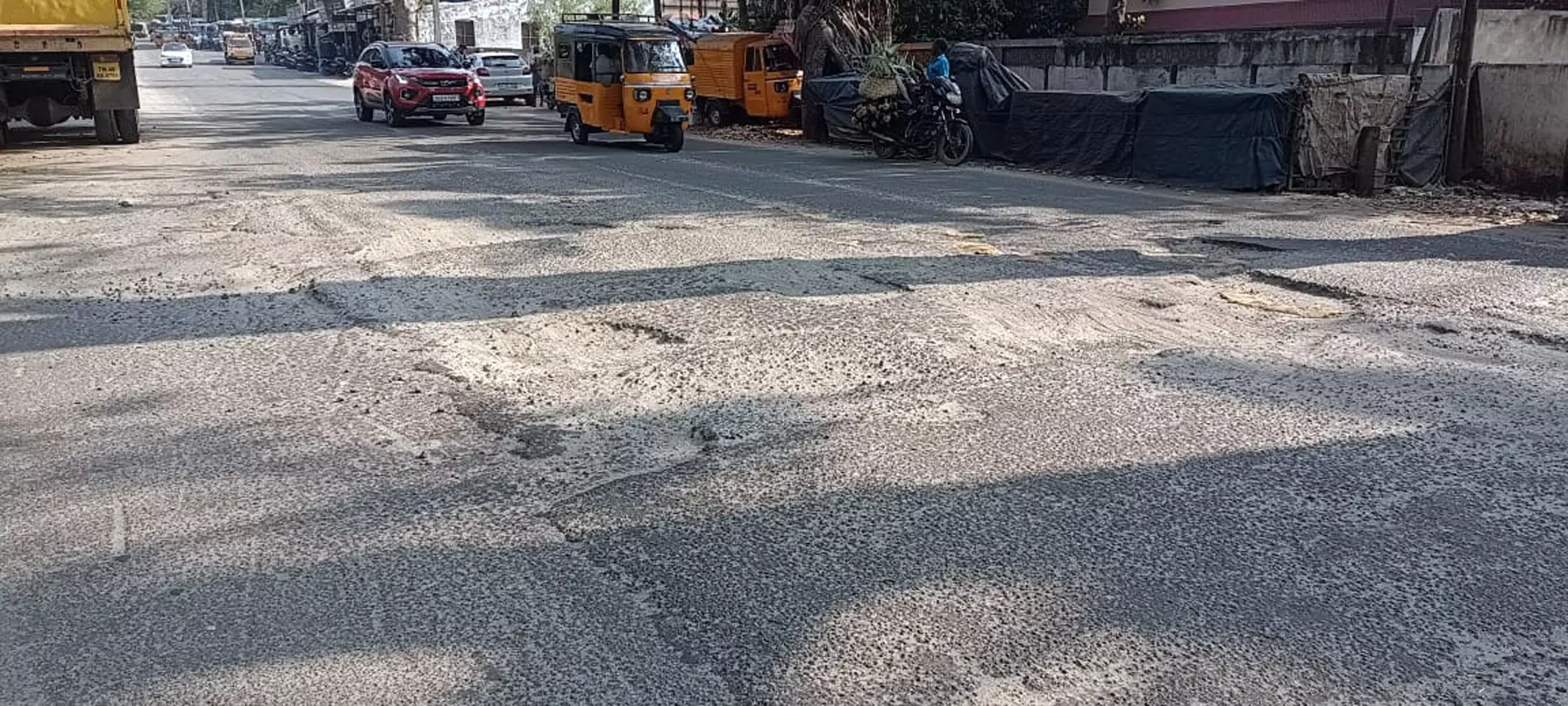 குண்டும் குழியுமான சாலை