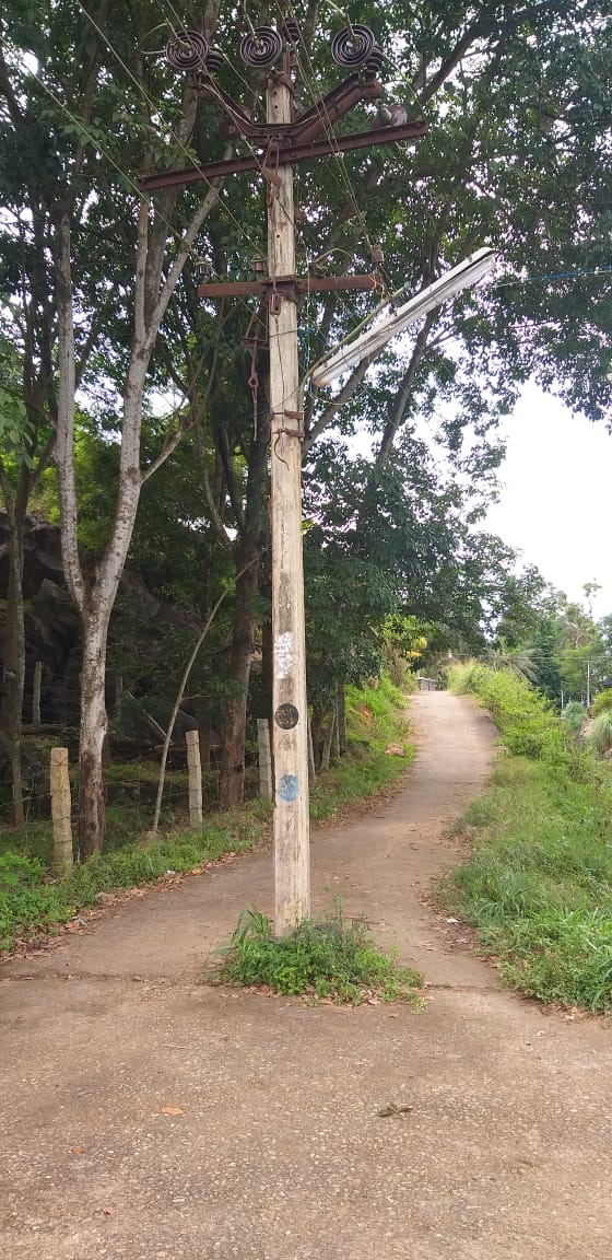 இடையூறான மின்கம்பம்