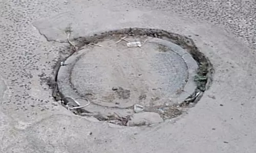 விபத்தை ஏற்படுத்தும் பள்ளம்