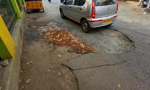 சேதமடைந்த சாலை