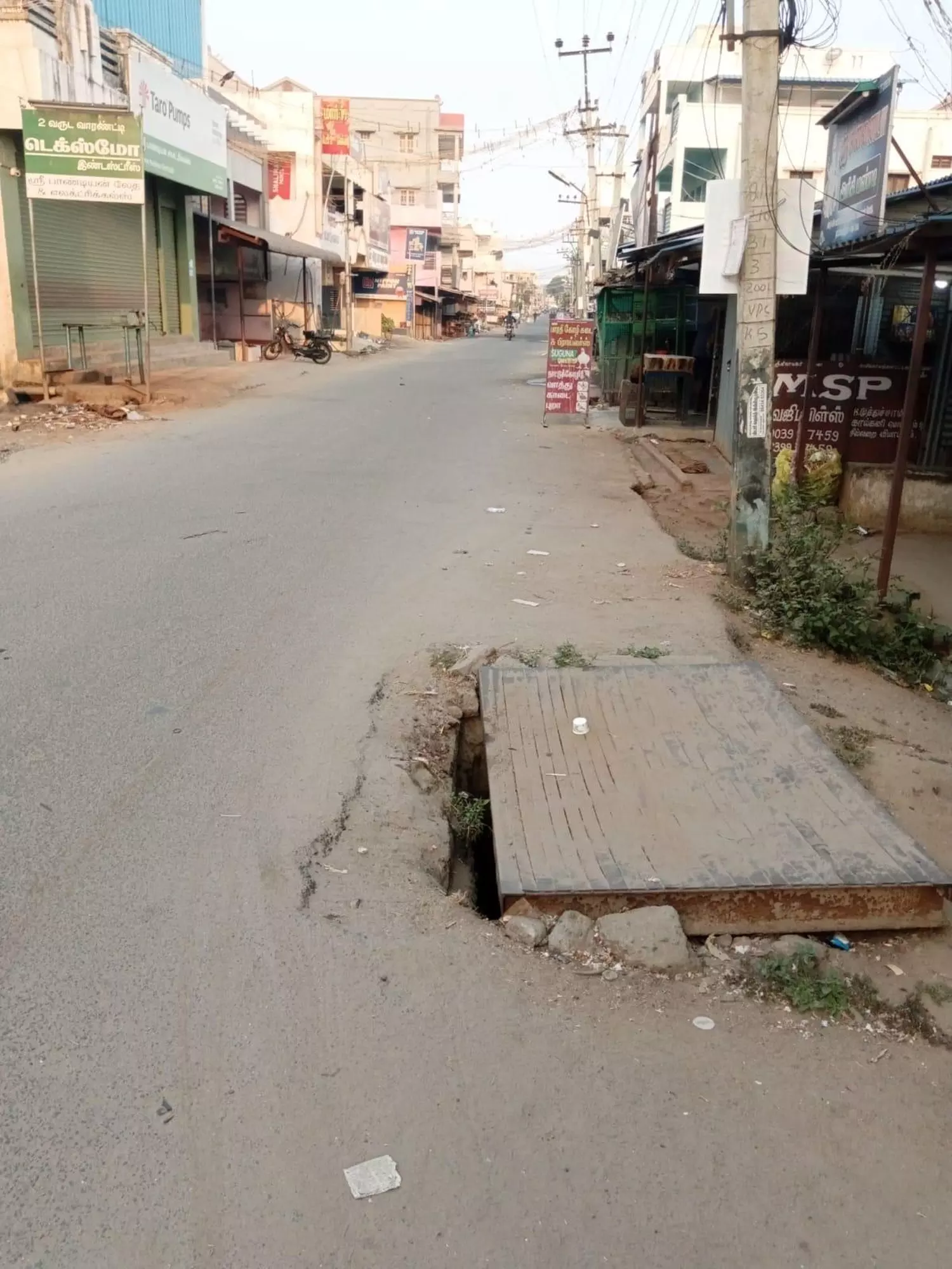 பள்ளத்தால் விபத்தில் சிக்கும் வாகன ஓட்டிகள்