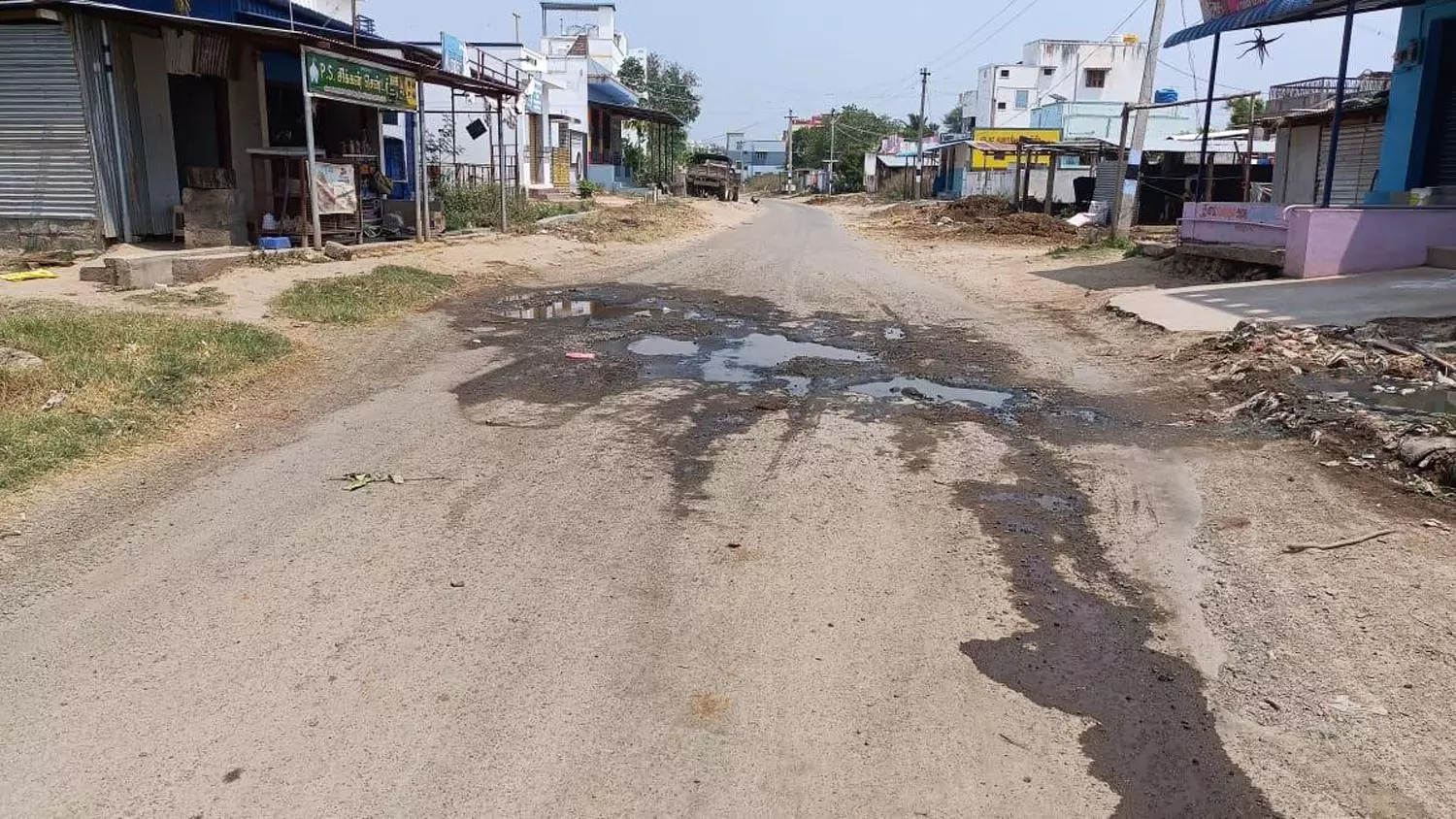 குண்டும், குழியுமான சாலை