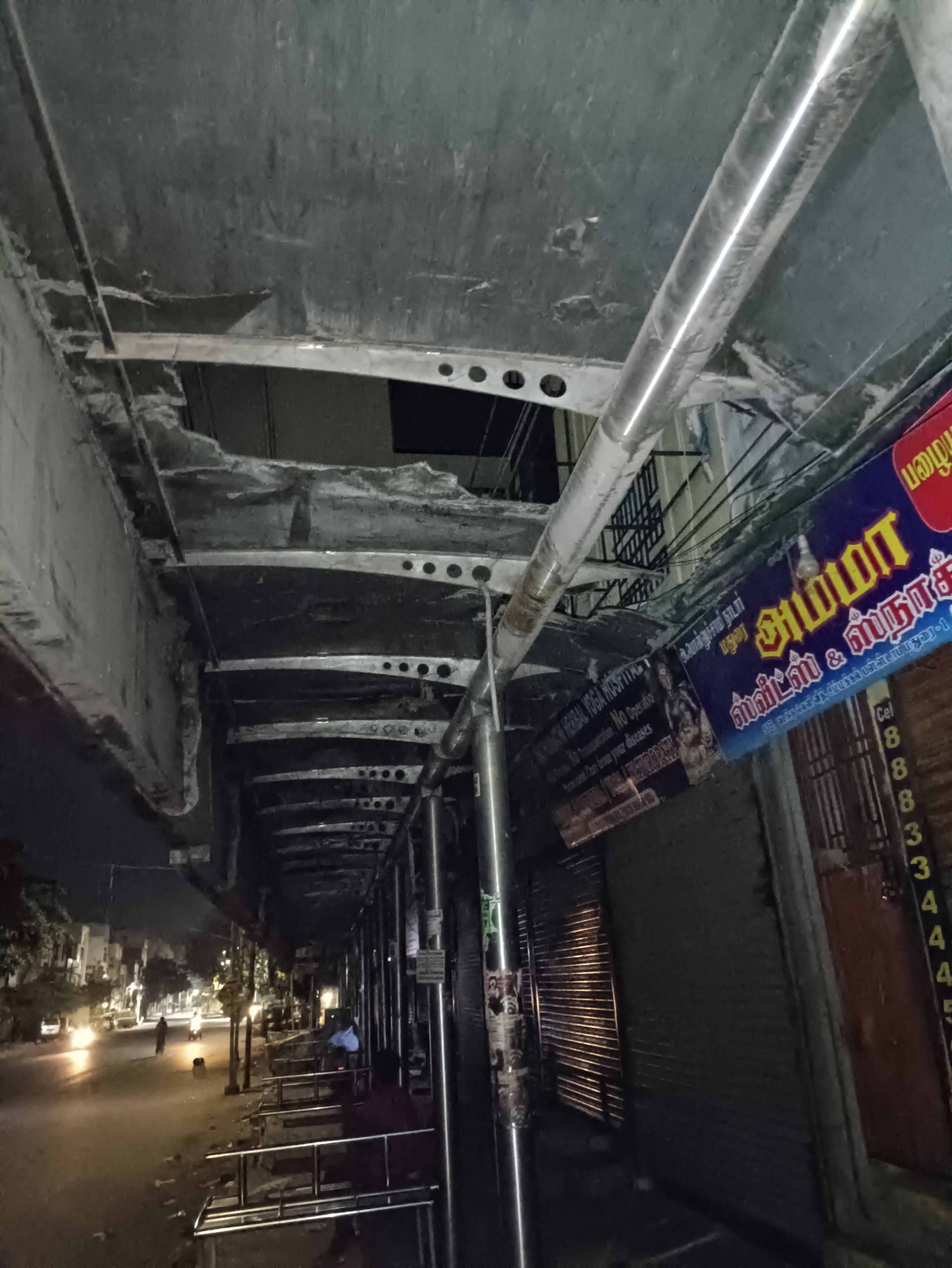 சேதமடைந்த பயணிகள் நிழற்குடை