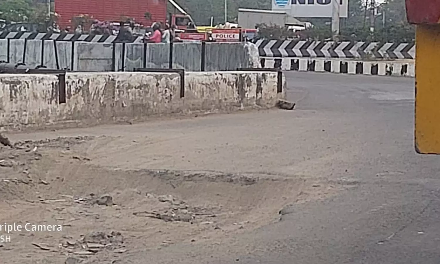 சாலையில் பள்ளம் சாலையில் பள்ளம்