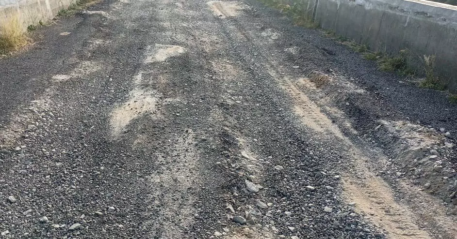 குண்டும் குழியுமான சாலை