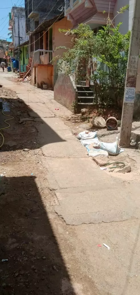 சேதமடைந்த சாலை சேதமடைந்த சாலை