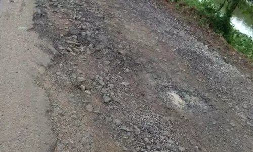 சேதமடைந்த சாலை