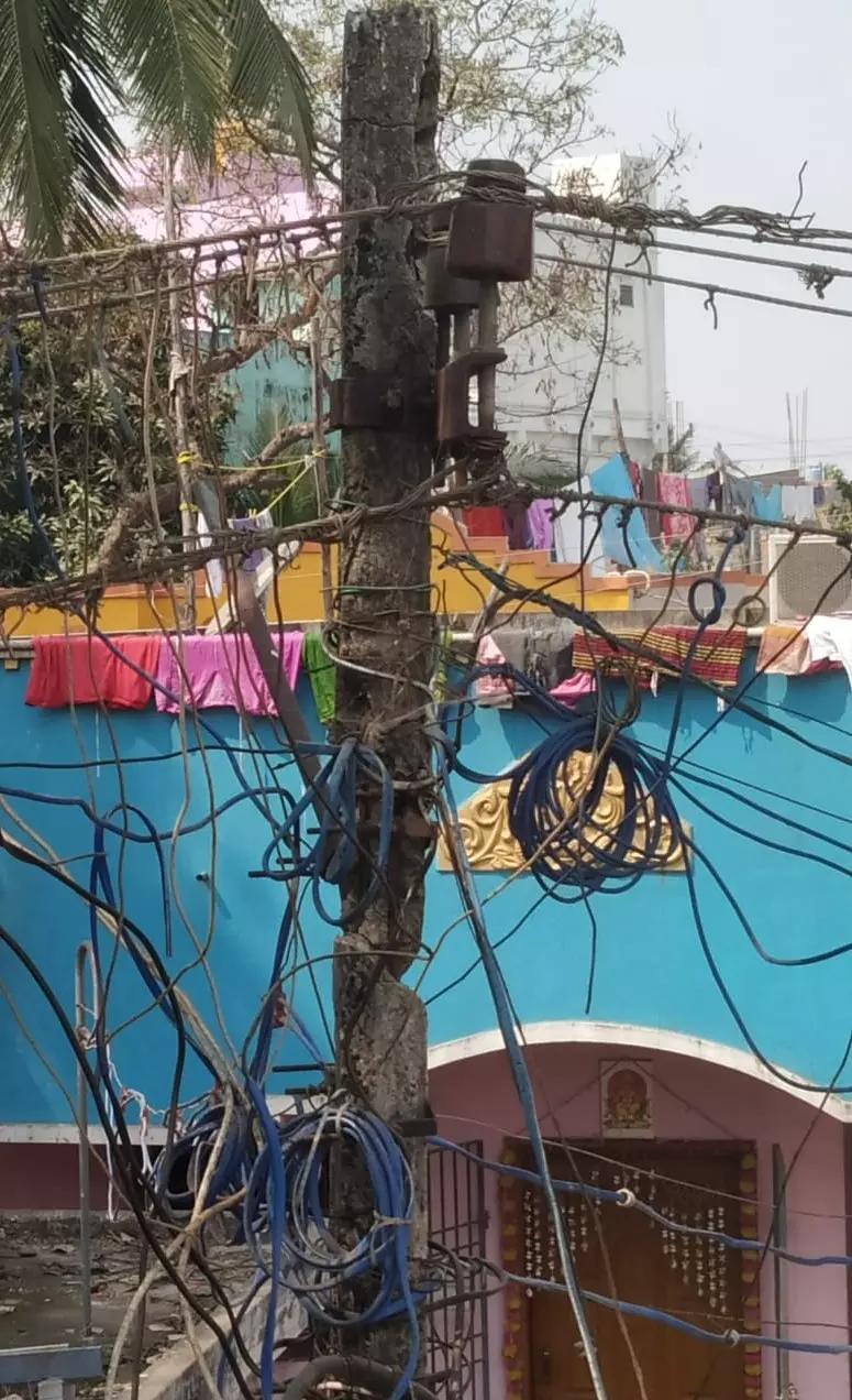 பழுதடைந்த மின் கம்பம் பழுதடைந்த மின் கம்பம்