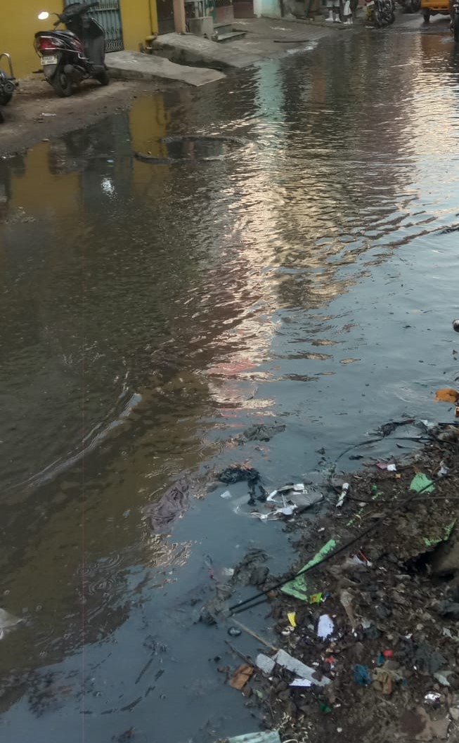 சாலையில் கழிவுநீர் சாலையில் கழிவுநீர்