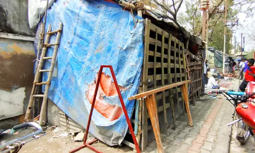 நடைபாதை கடைகளை அகற்ற வேண்டும்