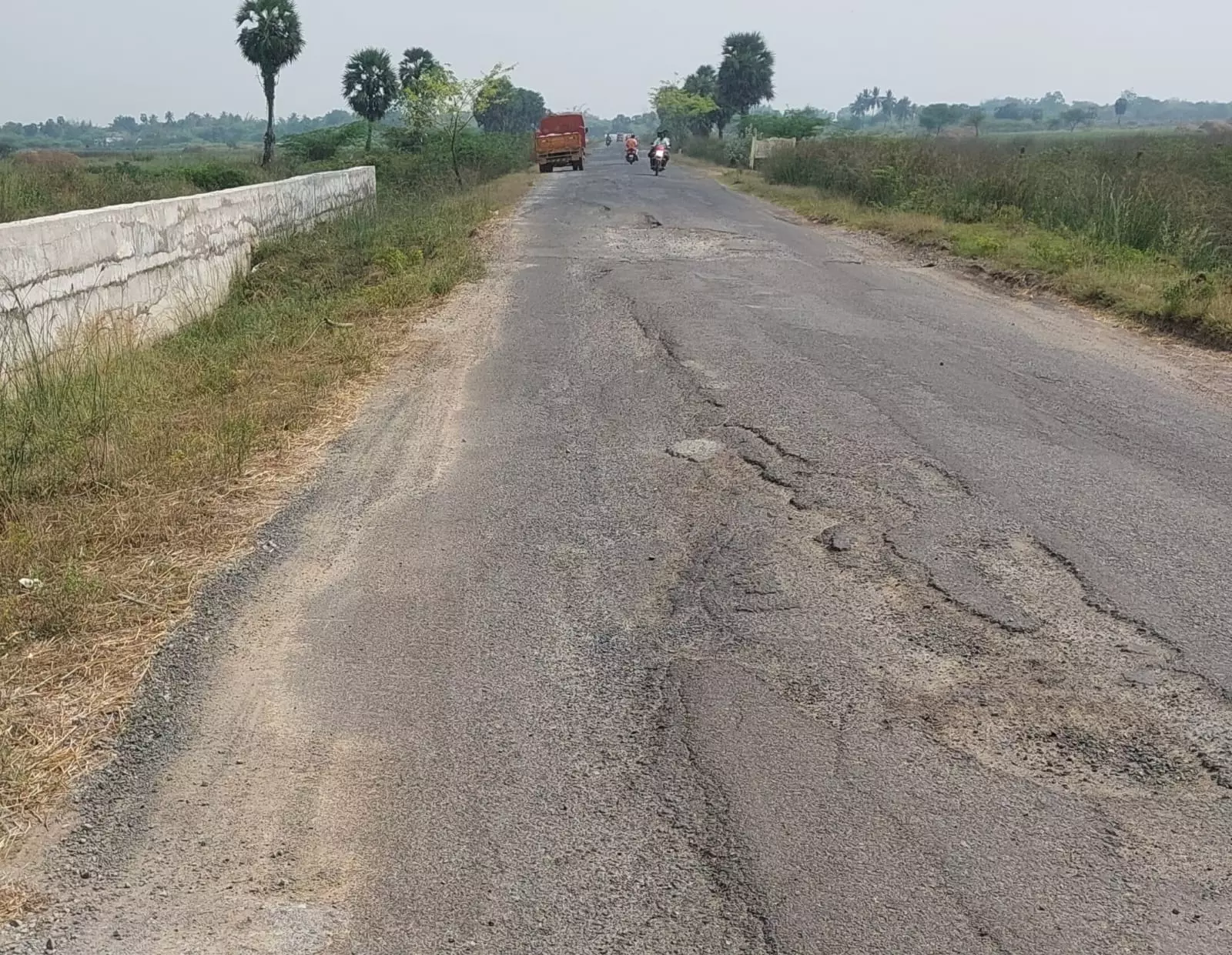 சேதமடைந்த சாலை சேதமடைந்த சாலை