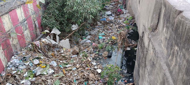 கால்வாயை தூர்வார வேண்டும்