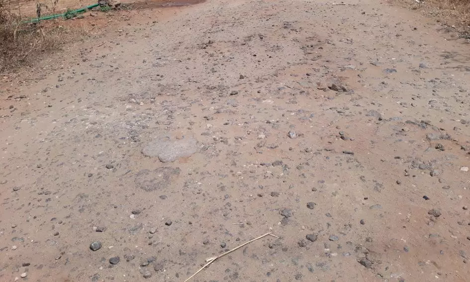 குண்டும், குழியுமான சாலை