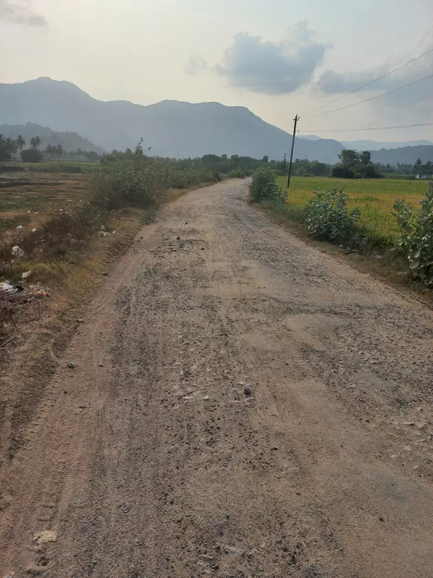 சாலையை சரி செய்ய வேண்டும் சாலையை சரி செய்ய வேண்டும்