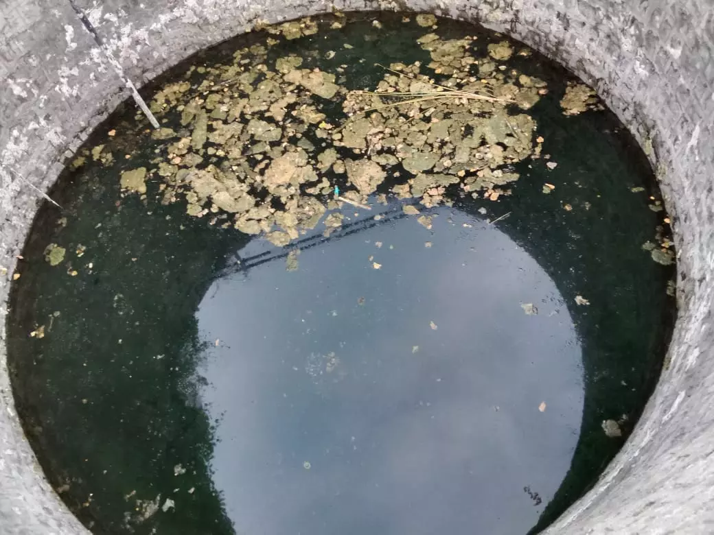 திறந்து கிடக்கும் குடிநீா் கிணறு திறந்து கிடக்கும் குடிநீா் கிணறு