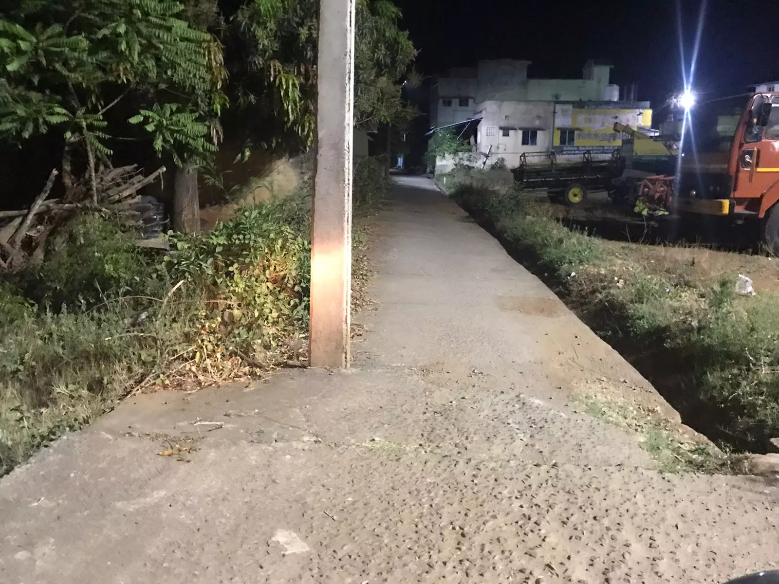 சாலையின் நடுவில் மின்கம்பம்