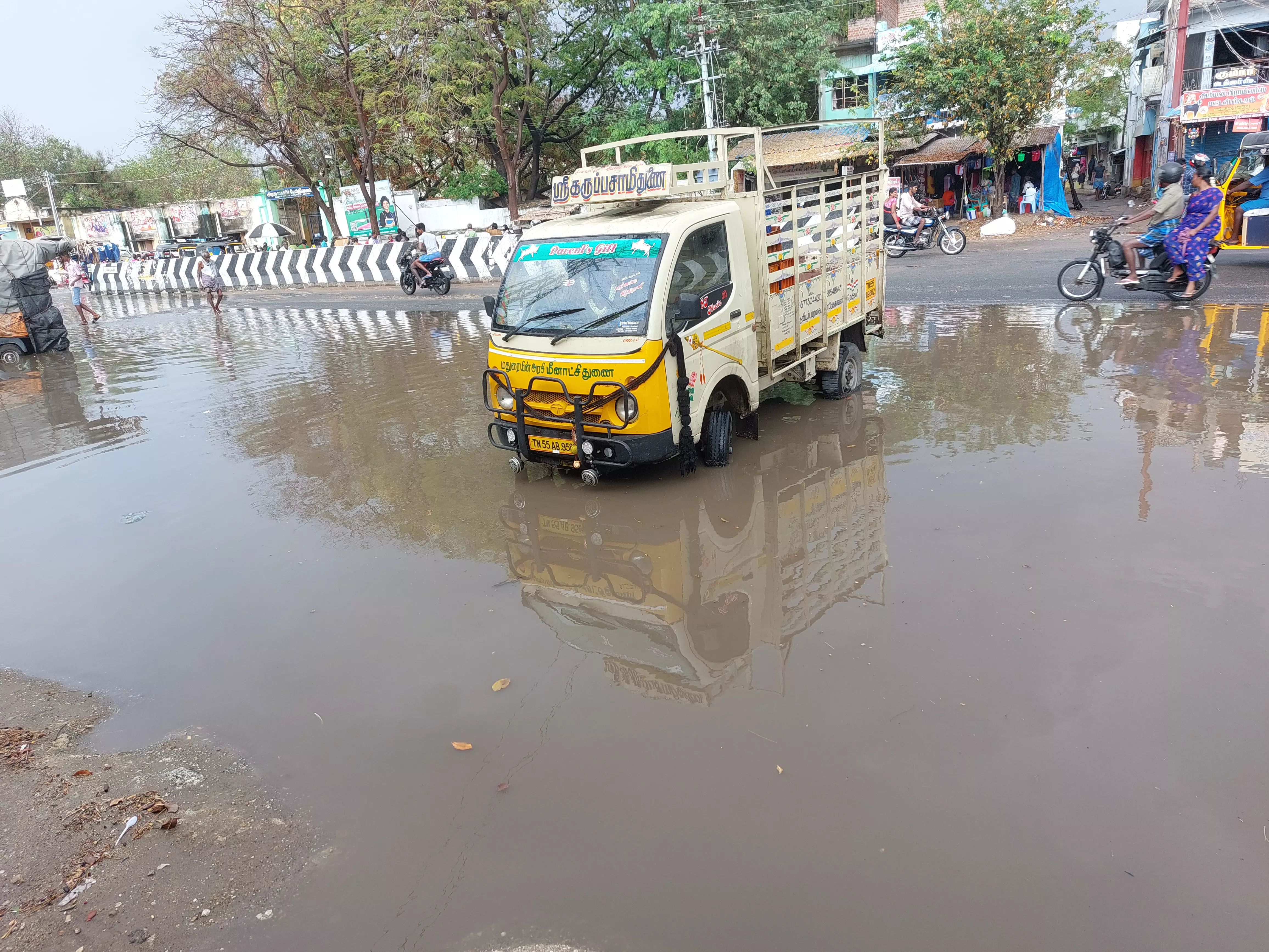 தேங்கி நிற்கும் மழைநீர் தேங்கி நிற்கும் மழைநீர்