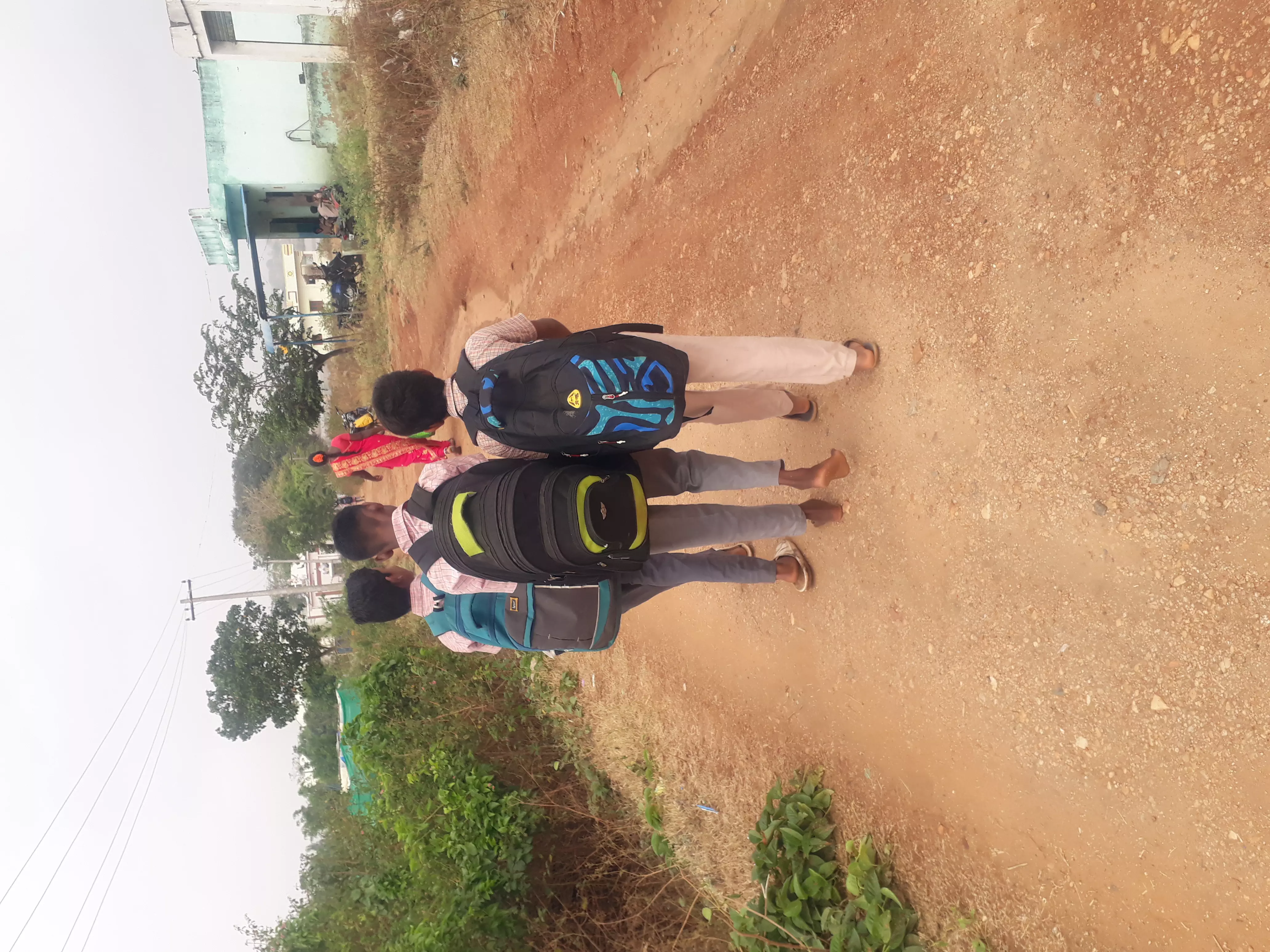 குண்டும், குழியுமான மண்சாலை