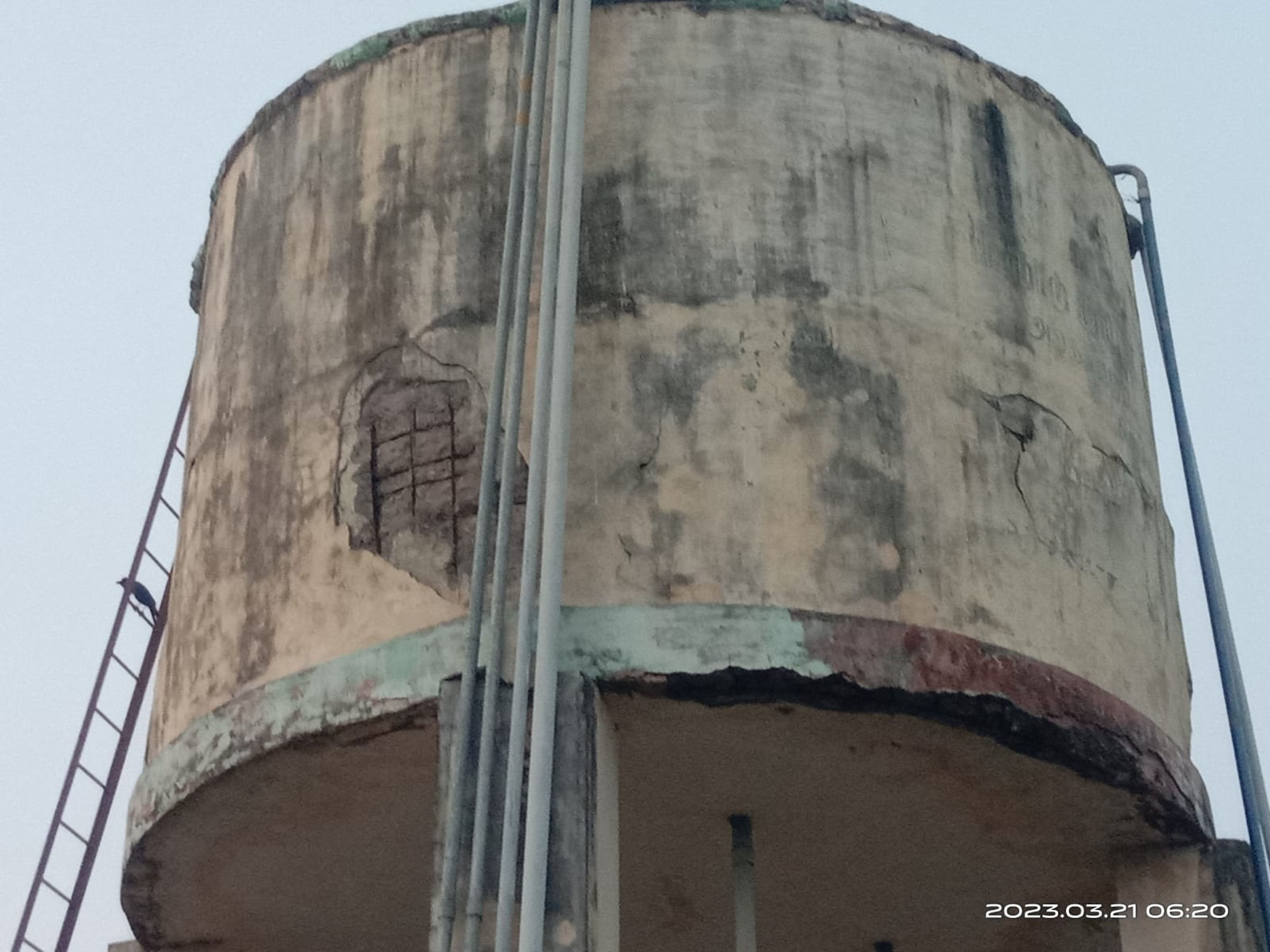 ஆபத்தான குடிநீர் தொட்டி