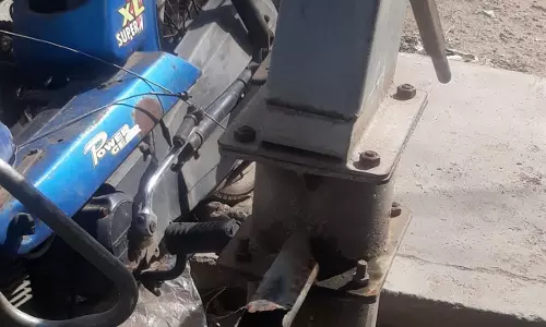 சேதமடைந்த அடிபம்பு