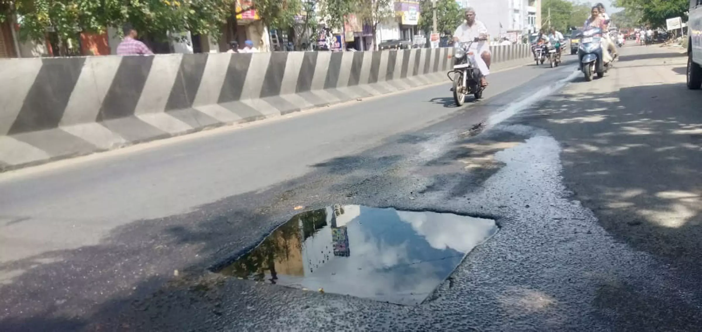 சாலையில் வீணாகும் குடிநீர் சாலையில் வீணாகும் குடிநீர்