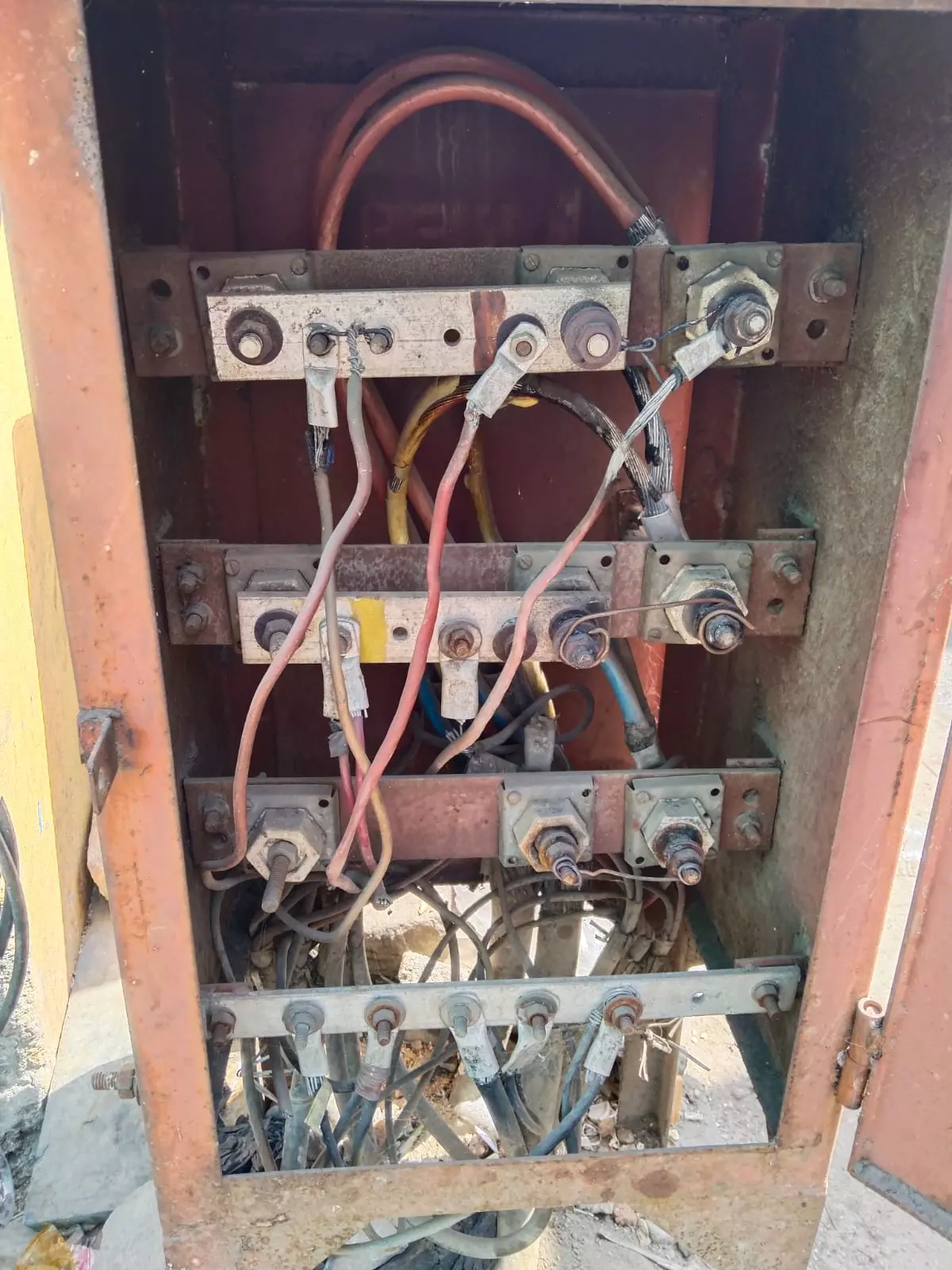 திறந்த நிலையில் மின் இணைப்பு பெட்டி திறந்த நிலையில் மின் இணைப்பு பெட்டி