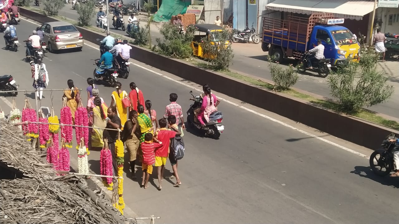 சாலை ஆக்கிரமிப்பால் விபத்து அபாயம்