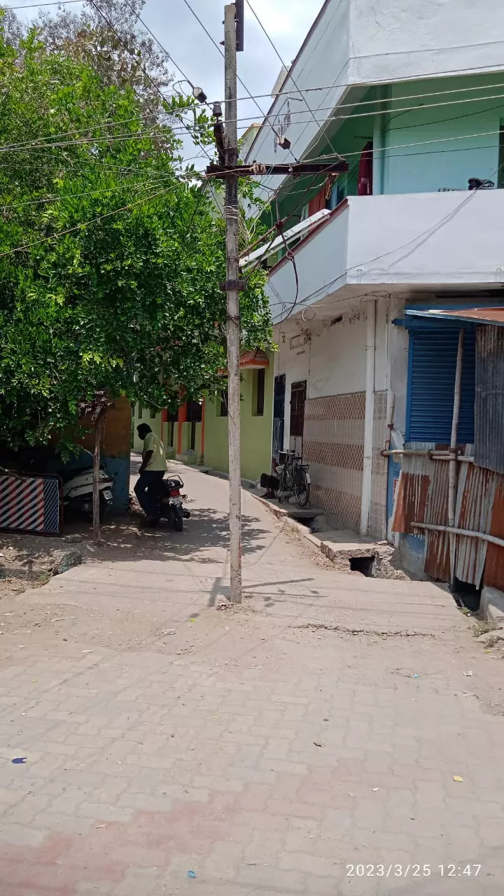 இடையூறாக மின்கம்பம் இடையூறாக மின்கம்பம்