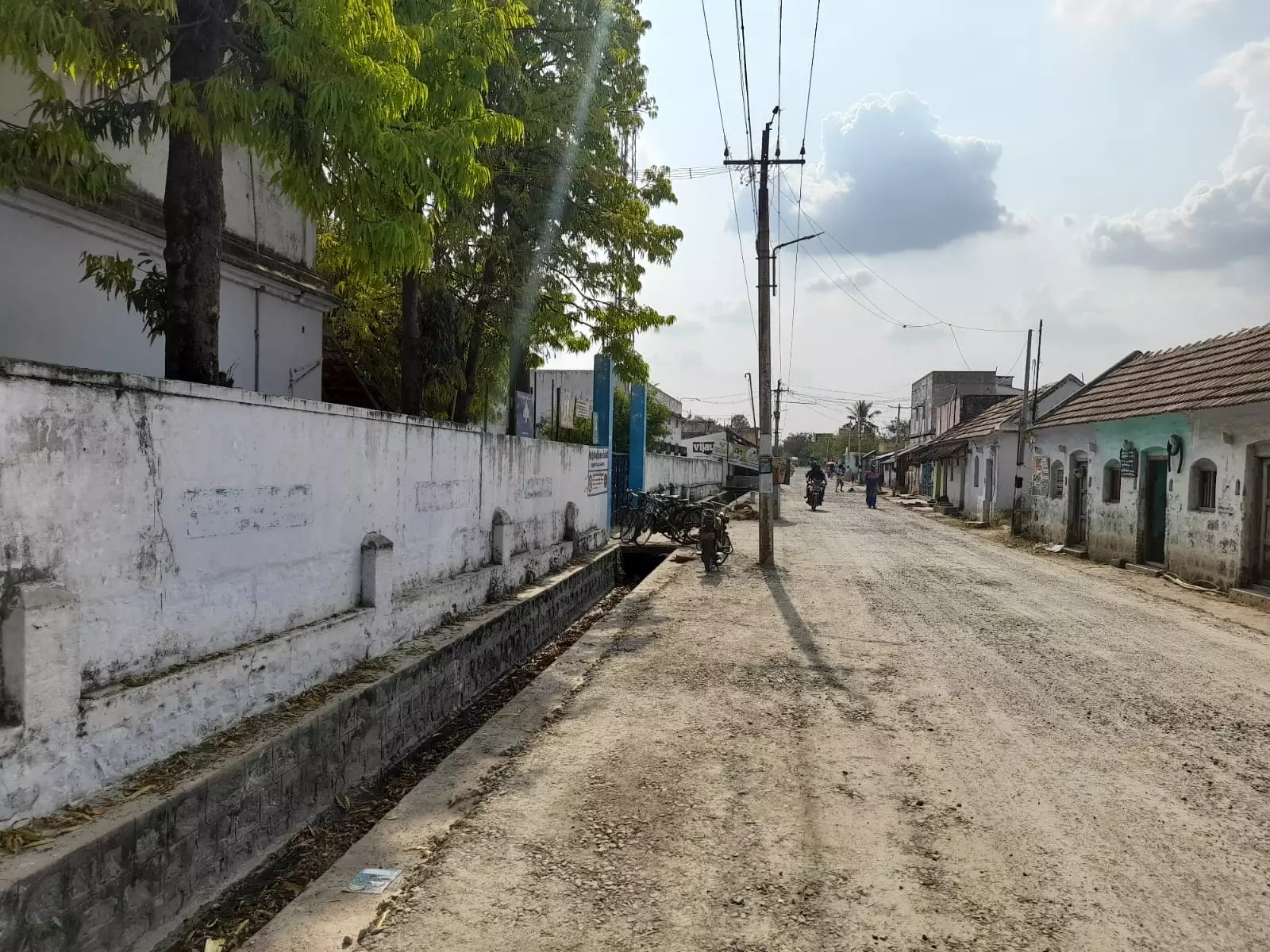 போக்குவரத்திற்கு இடையூறான மின் கம்பங்கள்