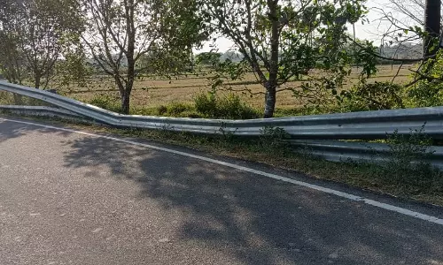 உடைந்து கிடக்கும் சாலையோர தடுப்புகள்