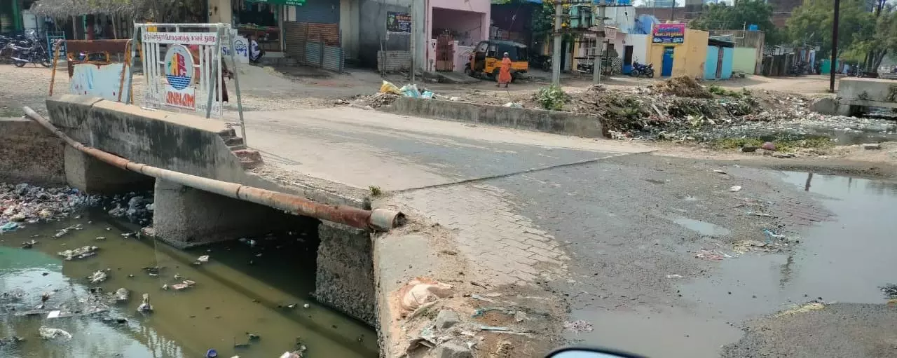 ஓடை பாலத்தின் தடுப்பு சுவர் சேதம்