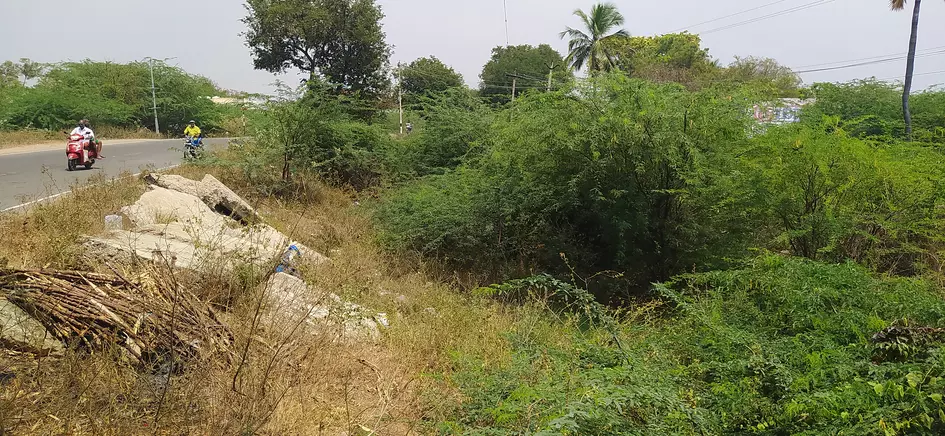 போக்குவரத்துக்கு இடையூறான கட்டிட இடிபாடுகள் போக்குவரத்துக்கு இடையூறான கட்டிட இடிபாடுகள்