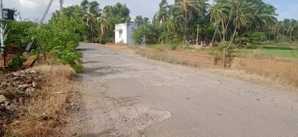 குண்டும் குழியுமான சாலை