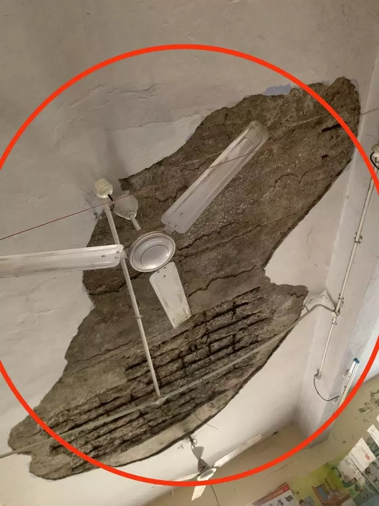 பழுதடைந்த பள்ளி கட்டிடம்