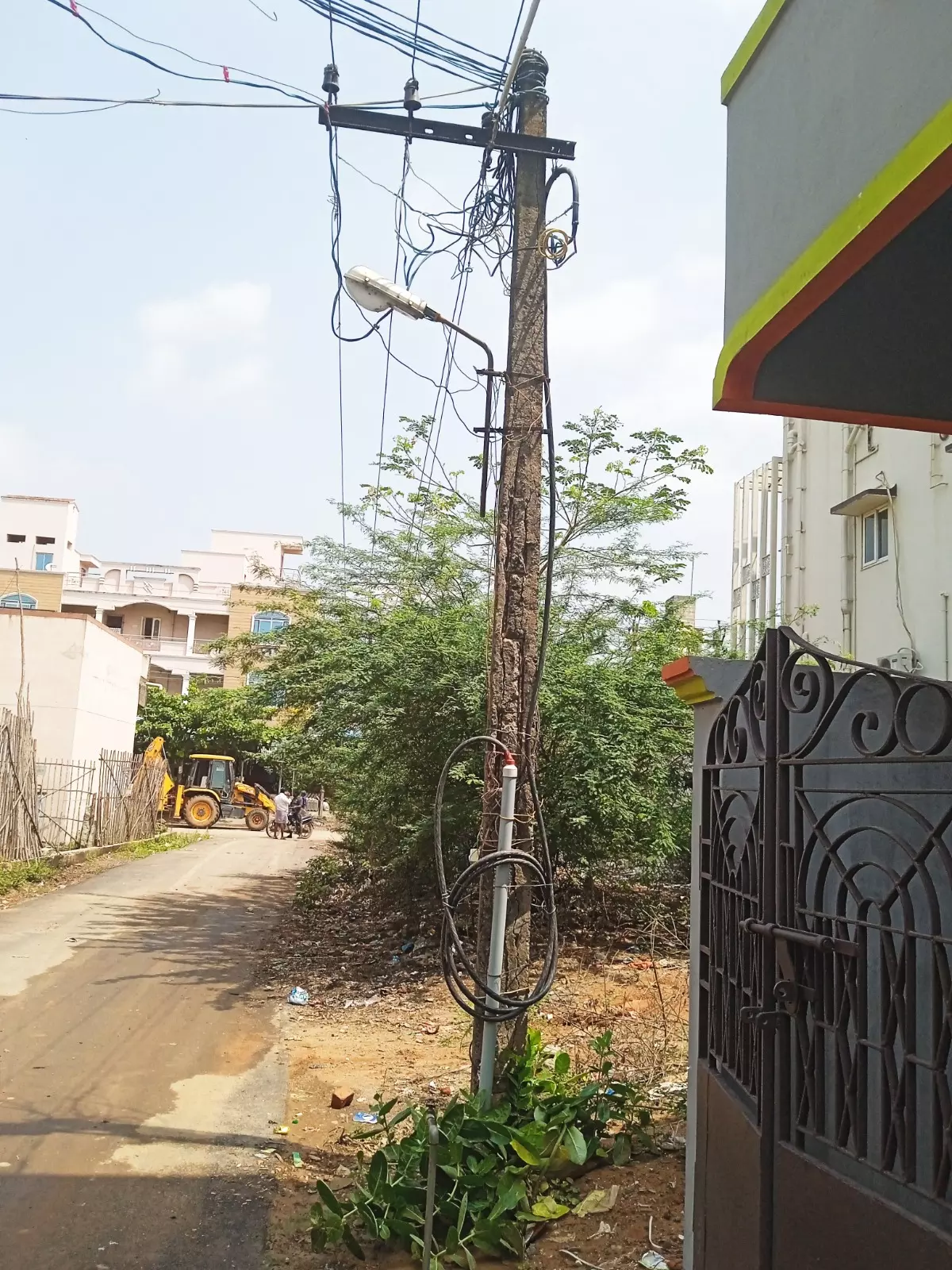 சேதமடைந்த மின் கம்பம் சேதமடைந்த மின் கம்பம்